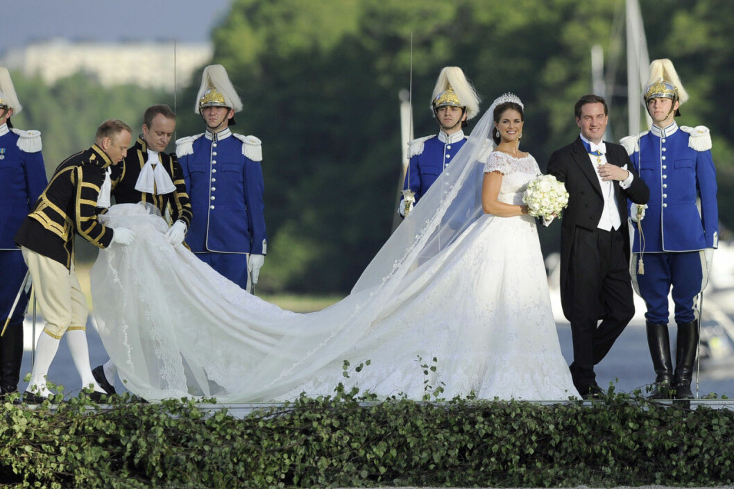 Prinsessan Madeleine i brudklänning med fyra meter långt släp från Valentino.