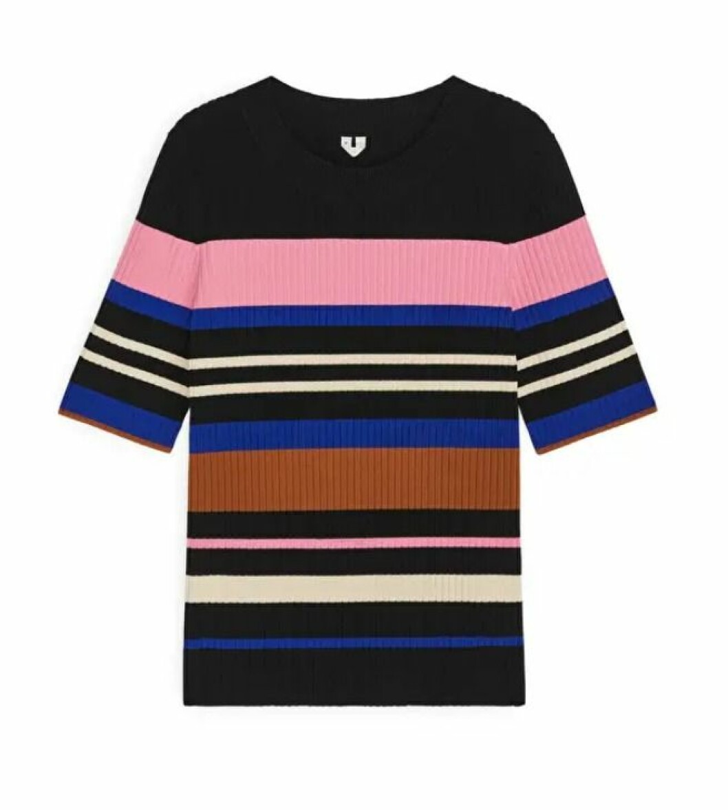 Stickat set med t-shirt och kjol