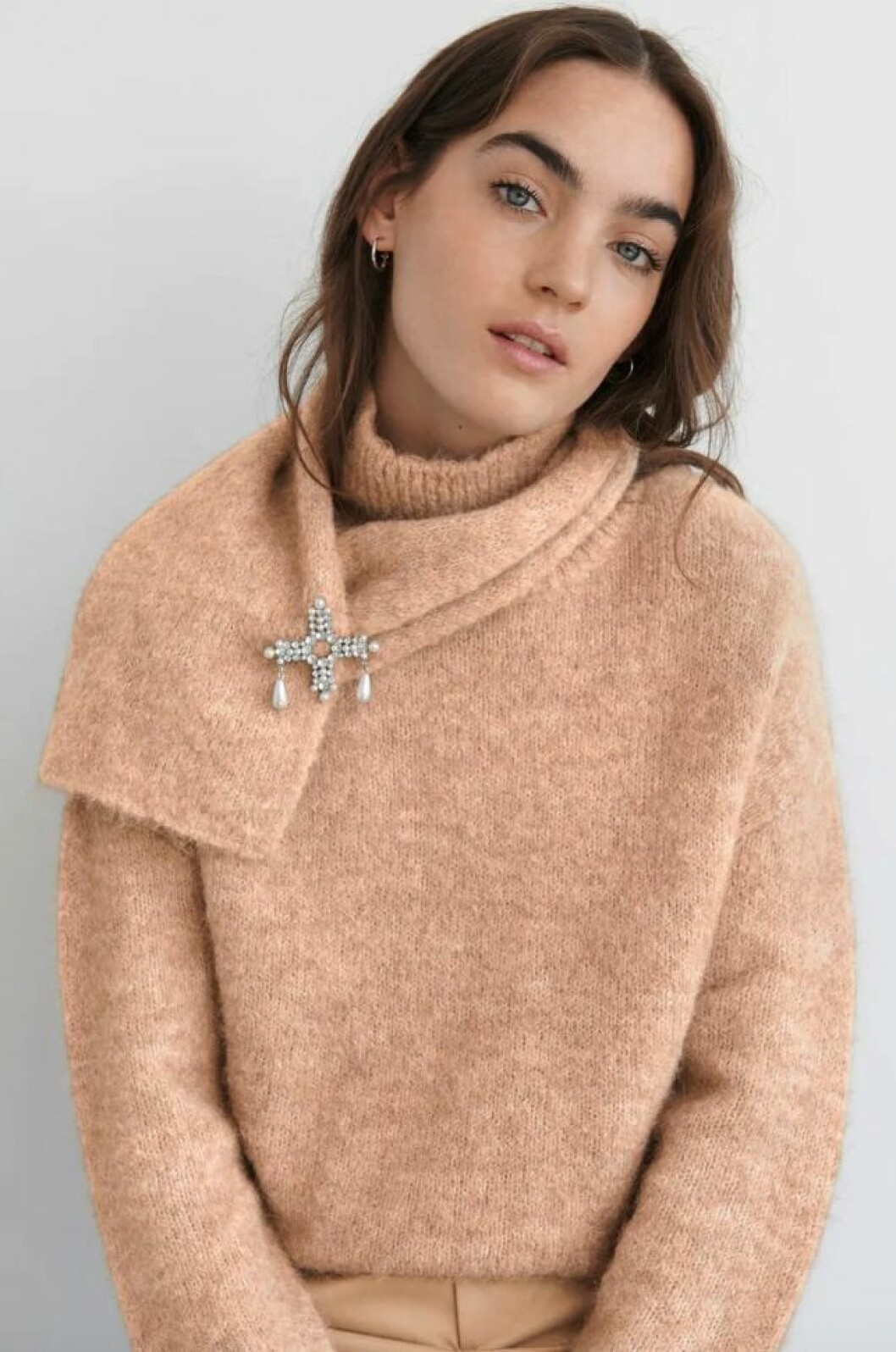 Beige stickad tröja för festen