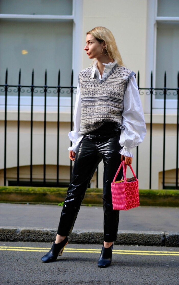 Streetstyleinspiration! En stickad väst matchad med en vit skjorta. stickad-vast-streetstyle