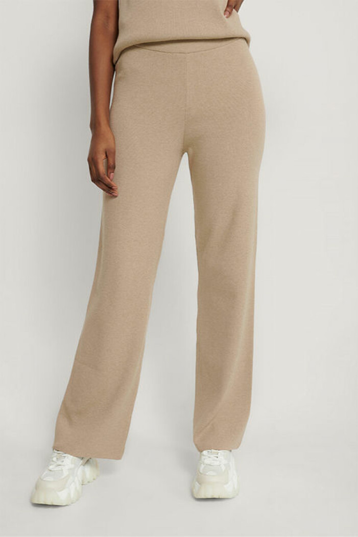 Stickade beige byxor från Na-kd
