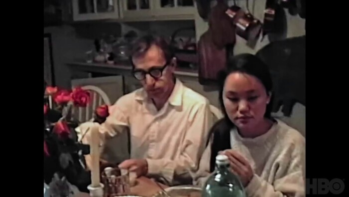 Stillbild från dokumentärserien <span class=" italic" data-lab-italic_desktop="italic">Allen v. Farrow</span>, Woody Allen med då 21 år gamla adoptivdottern, senare hustrun, Soon-Yi Previn.