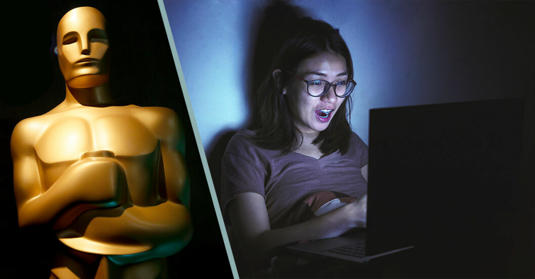Ung kvinna tittar på oscarsgalan genom streaming på datorn.