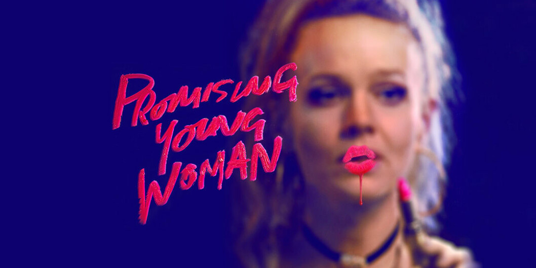 En kvinnas spegelbild och en text skriven med läppstift, bild från Oscarsfilmen Promising Young Woman som har premiär i maj.