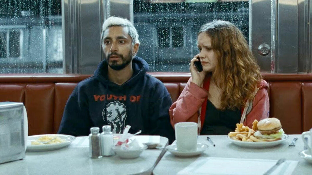 Bild från Oscarsfilmen Sound of Metal där en man och en kvinna sitter på en lunchrestaurang.