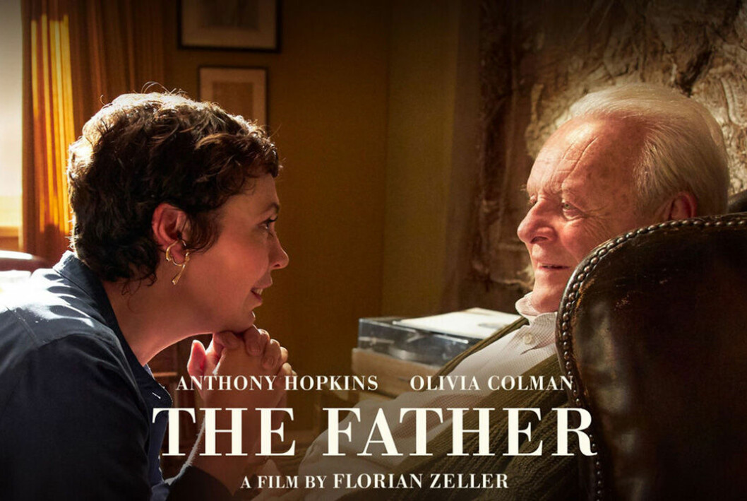 En äldre, dement man (Anthony Hopkins) och hans dotter (Olivia Coleman) tittar kärleksfullt på varandra i Oscarsfilmen The Father.