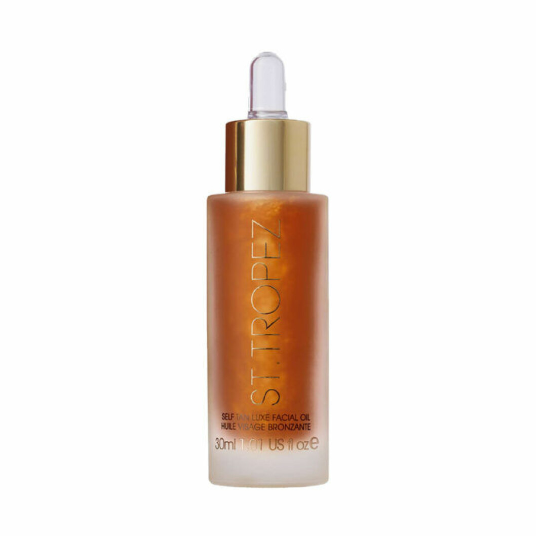 St.Tropez, Self tan luxe facial oil, 30 ml. <a href="https://track.adtraction.com/t/t?a=1136856392&as=1213860375&t=2&tk=1&epi=busansikte&url=https://www.ahlens.se/Skonhet/hudvard/sol/brun-utan-sol-15301/st-tropez-self-tan-luxe-facial-oil-30-ml-88302029" target="_blank" rel="noopener">Här kan du köpa den</a>. St Tropez brun utan sol för ansiktet