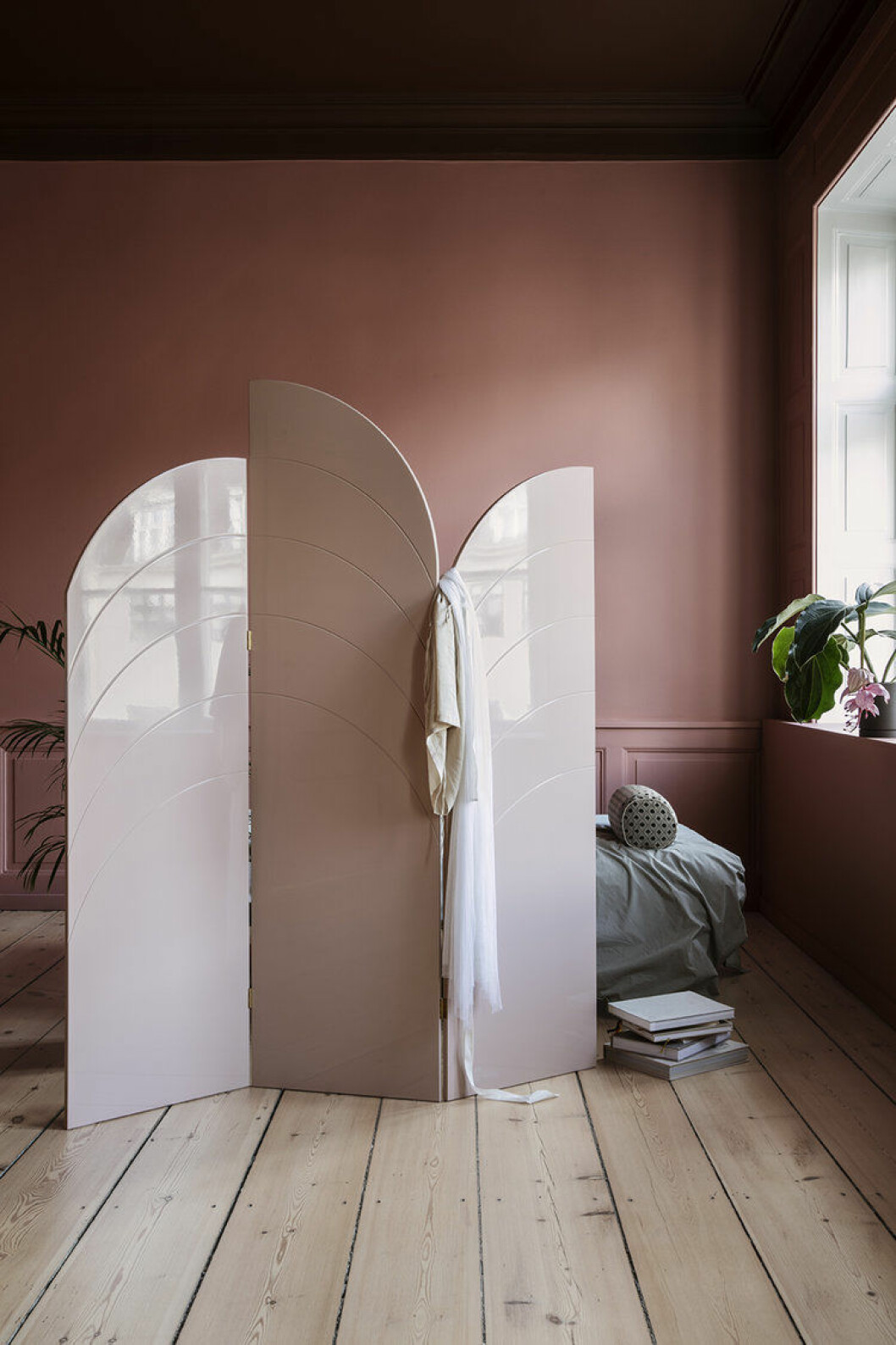 Foto: Ferm living Maxa ytan med en skärmvägg i studentlägenheten