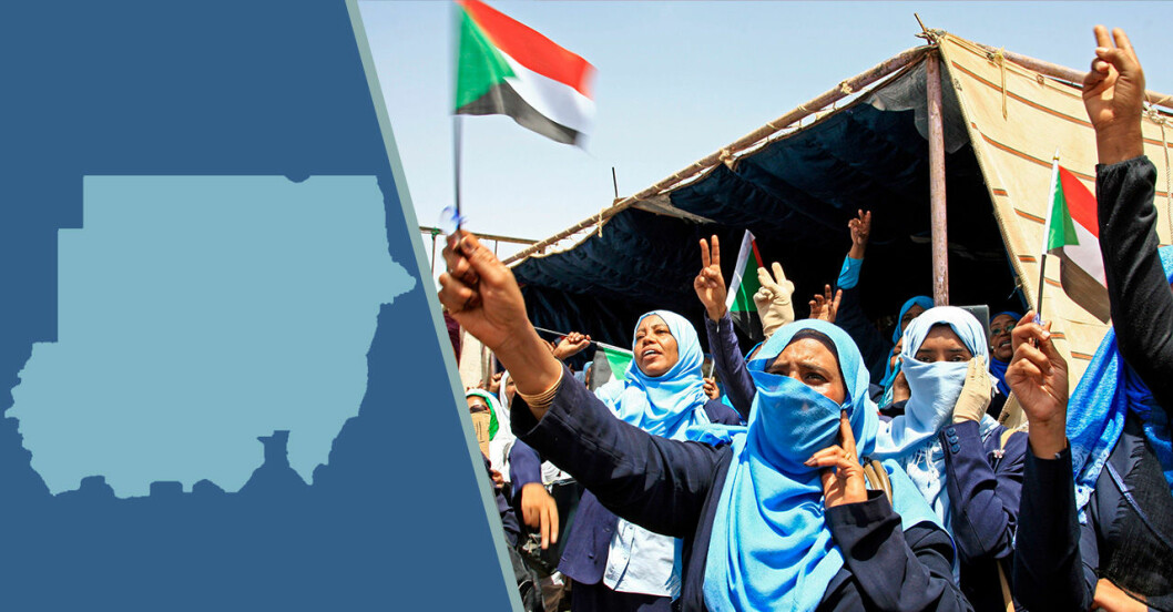 Blå karta över Sudan och kvinnor som protesterar mot massakern och våldtäkterna.