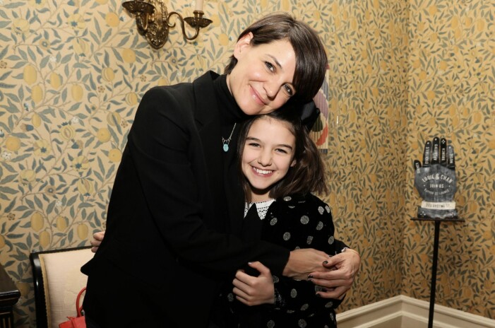 Suri Cruise med mamma Katie Holmes.