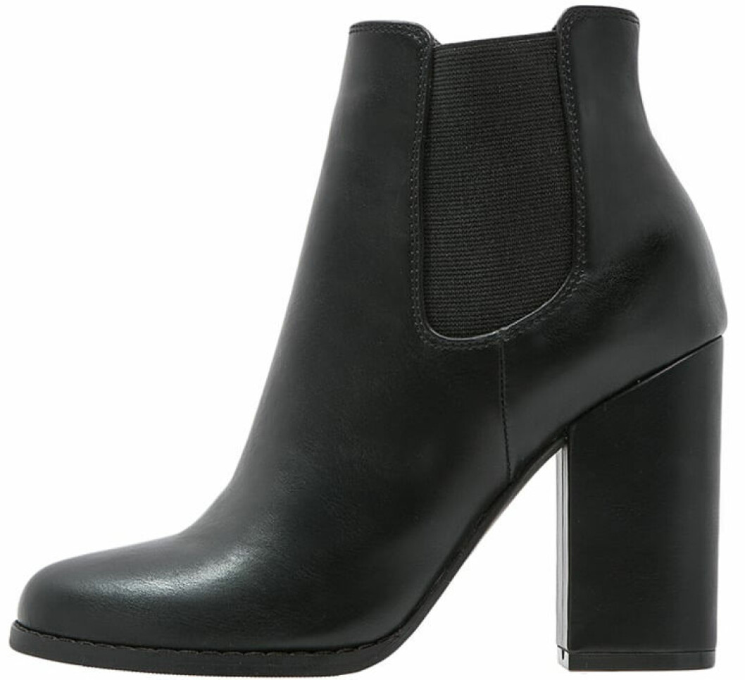 svart ankelboots med klack