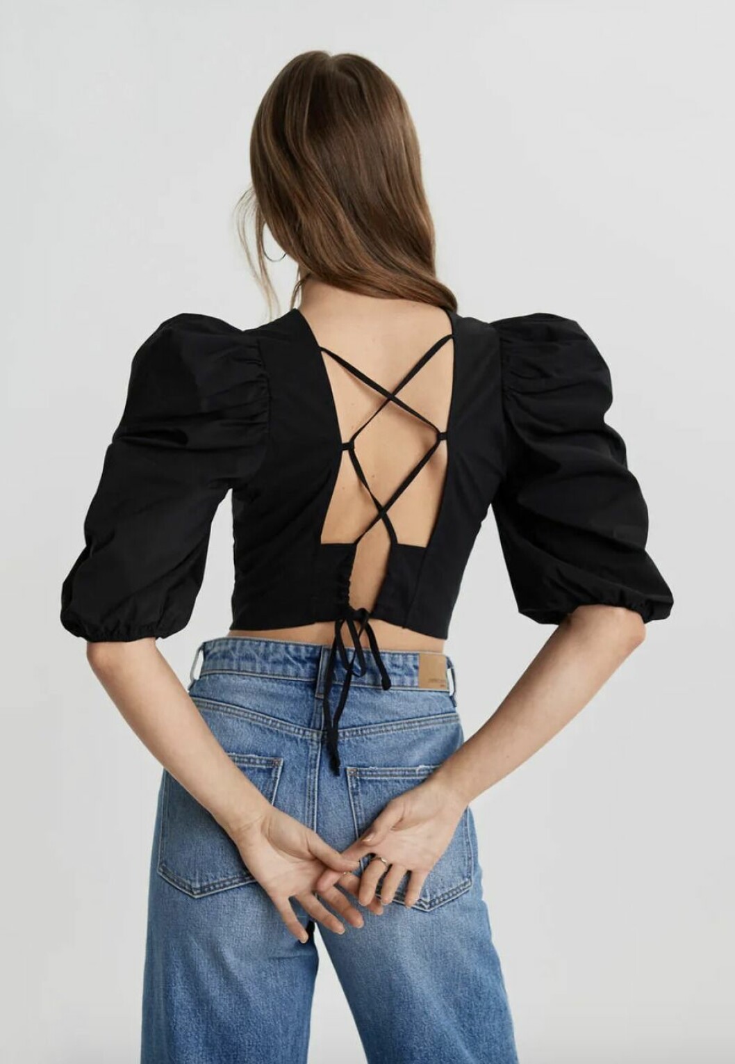 Svart blus med öppen rygg och knytning från Gina tricot