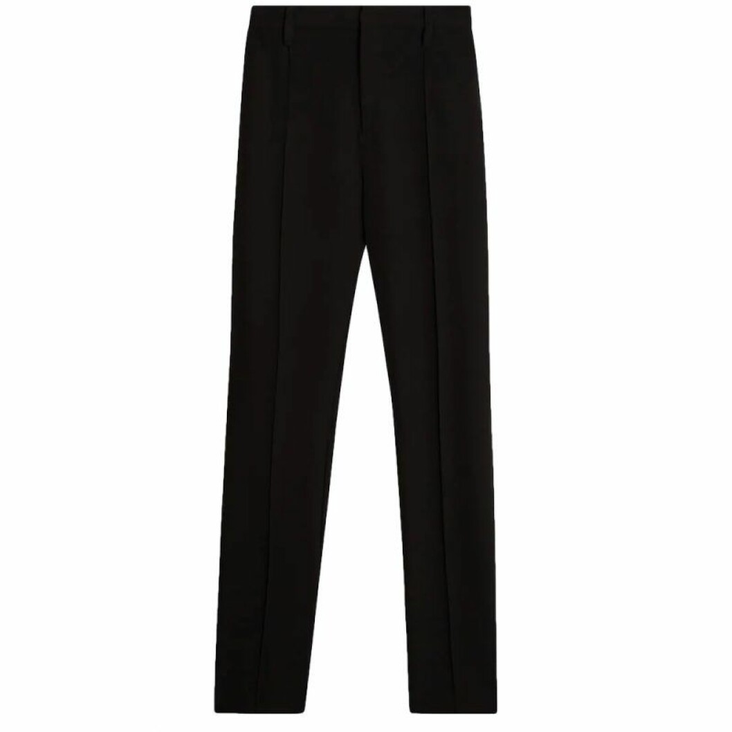 Byxor med slits vid benslutet. <a href="https://clk.tradedoubler.com/click?p=283777&a=3024831&url=https%3A%2F%2Fwww.ginatricot.com%2Fse%2Fklader%2Fbyxor%2Fslit-trousers-860349000" target="_blank" rel="noopener">Här kan du köpa dem</a>. Svarta kostymbyxor med slits på sidan