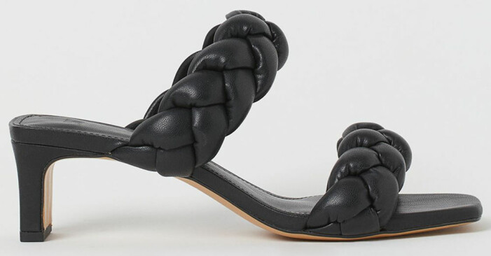 svarta sandaletter med vävda vadderade remmar från H&M som påminner om Bottega Venetas sandaler