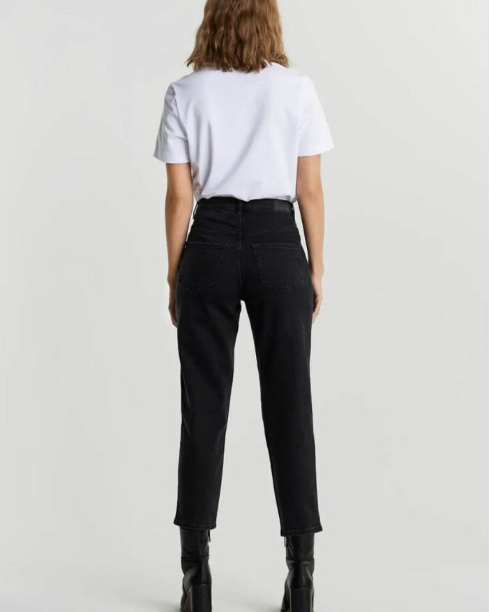 Svarta stretchiga jeans från Gina tricot