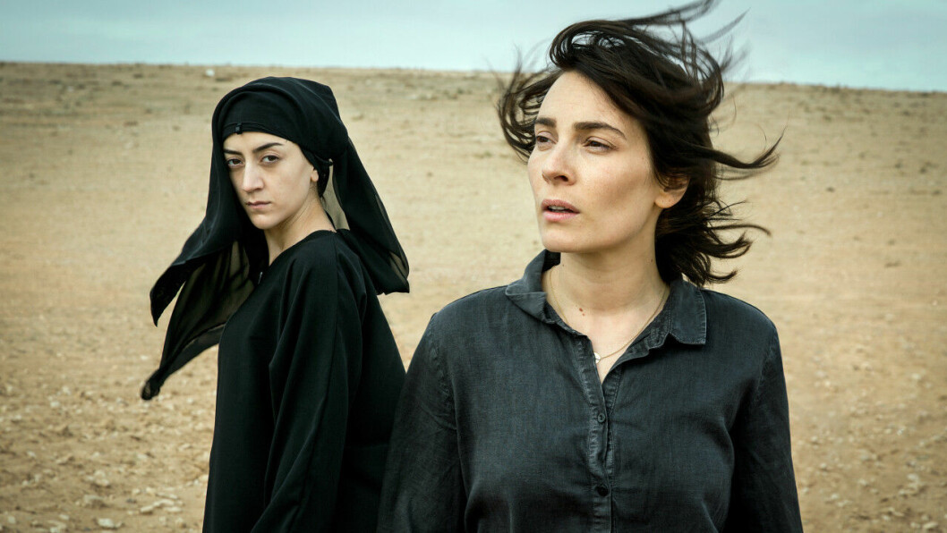 Aliette Opheim spelar polisen Fatima och Gizem Erdogan spelar Pervin i tv-serien Kalifat. Foto: SVT. Kalifat på SVT