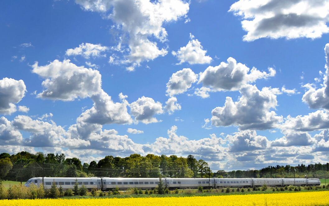 Se Sveriges fantastiska vyer från tågfönstret och kom fram utvilad. Snabbtåg längst rapsfält.