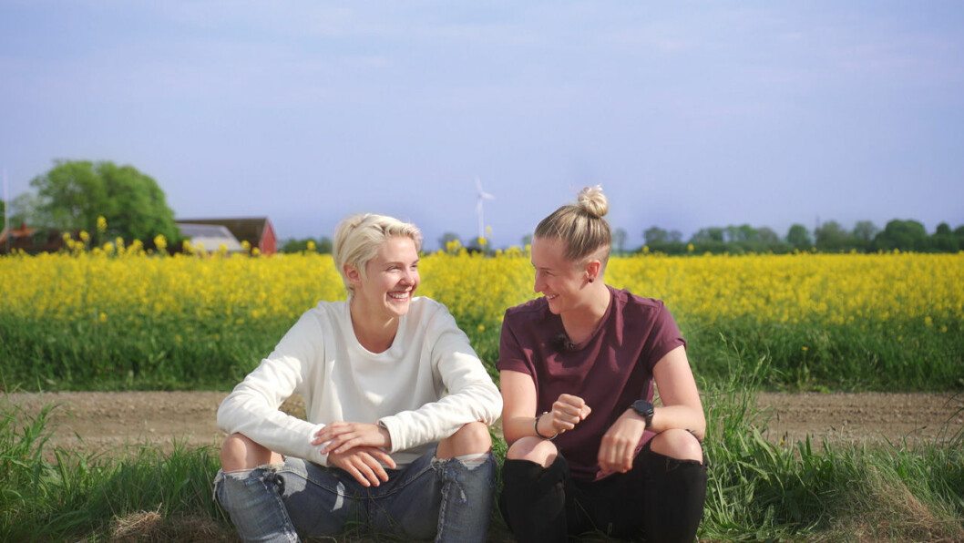 Linda Rosendal och Alice Hollingworth är programledare för serien ”Tack gud jag är homo” på UR. Foto: UR Linda Rosendal och Alice Hollingworth är programledare för serien "Tack gud jag är homo" på UR.