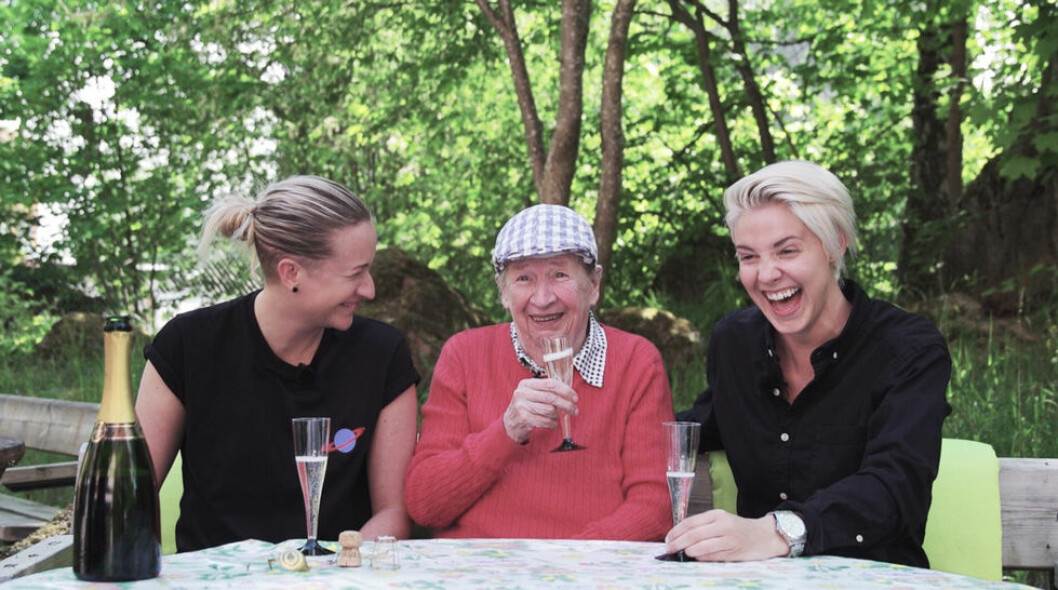 I serien träffar de bland annat Molly, 90 år och lesbisk. Foto: Skärmdump från UR I "Tack gud jag är homo" träffar de bland annat Molly, 90 år och lesbisk.