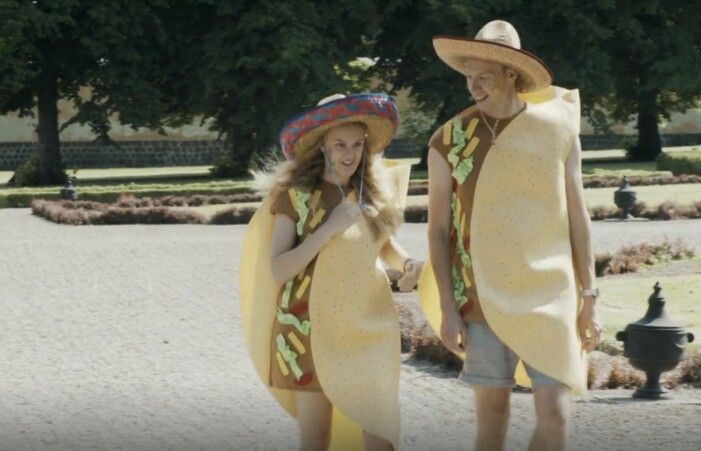 Hurra för tacoparet! tacoparet i gift vid första ögonkastet utklädda till tacos