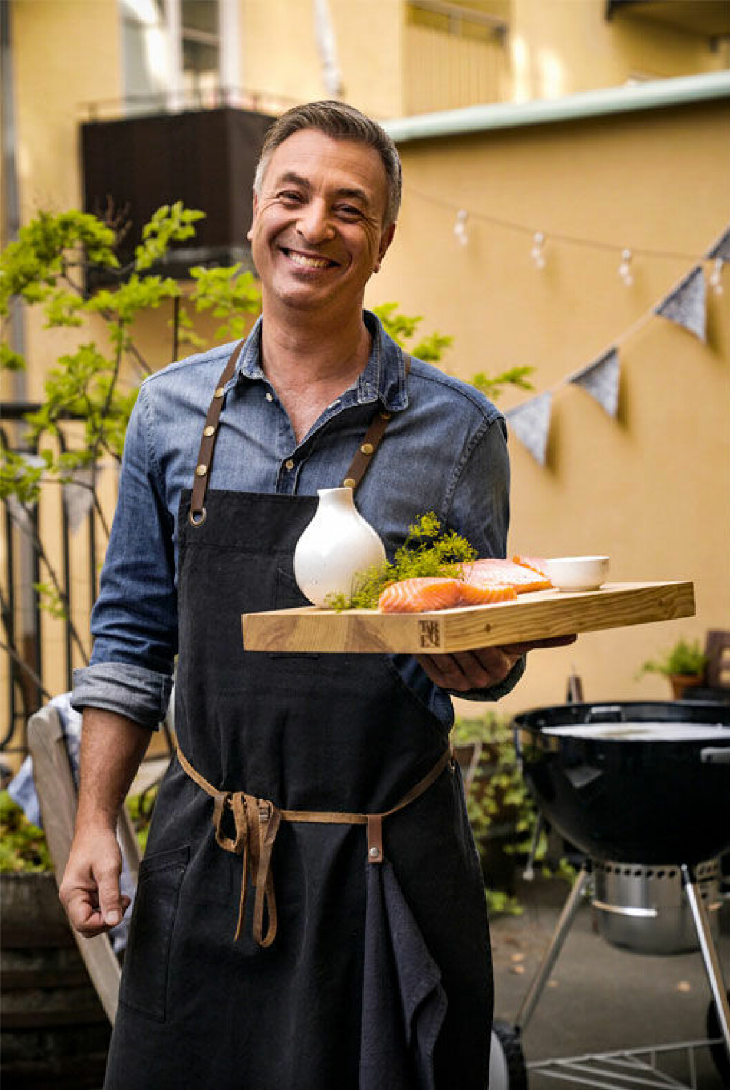 Tareq Taylor med sin skärbräda och förkläde samt en liten skål och såssnipa från Hemtex-kollektionen. Tareq Taylor med sin skärbräda och förkläde samt en liten skål och såssnipa från Hemtex-kollektionen.