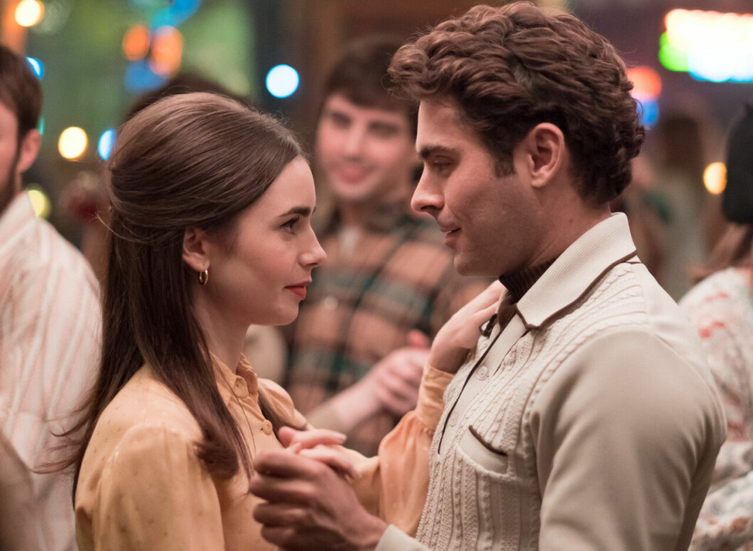Filmen om Ted Bundy och hans flickvän Liz finns att streama på Netflix. En bild på skådespelarna Lily Collins och Zac Efron i filmen Extremely Wicked, Shockingly Evil and Vile på Netflix.