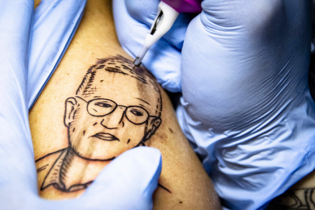 Tatueringen gjordes hos tatueraren Yashay Rissanen Tastas på tatueringssalongen Myndigheten på Södermalm i Stockholm. Foto: Lotte Fernvall. Anders Tegnell tatuering