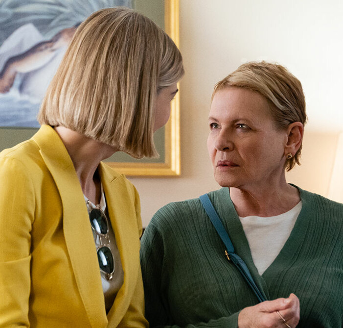 Rosamund Pike och Dianne Wiest som god man och klient i I Care A Lot.