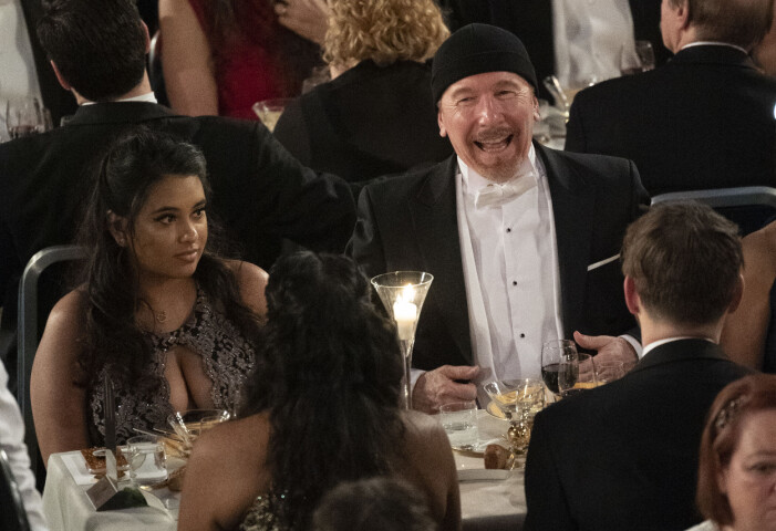 The Edge från U2 bär mössa vid Nobelmiddagen 2018