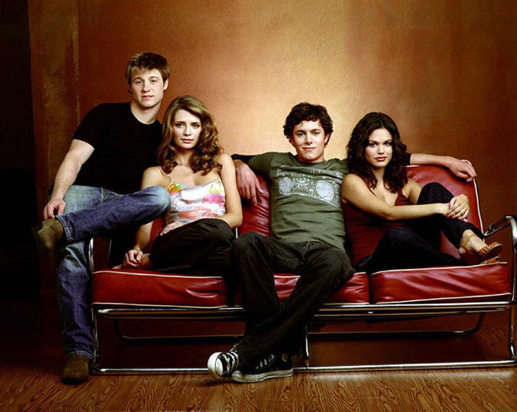En bild på skådespelarna i tv-serien The O.C, Ben McKenzie, Mischa Barton, Adam Brody och Rachel Bilson.