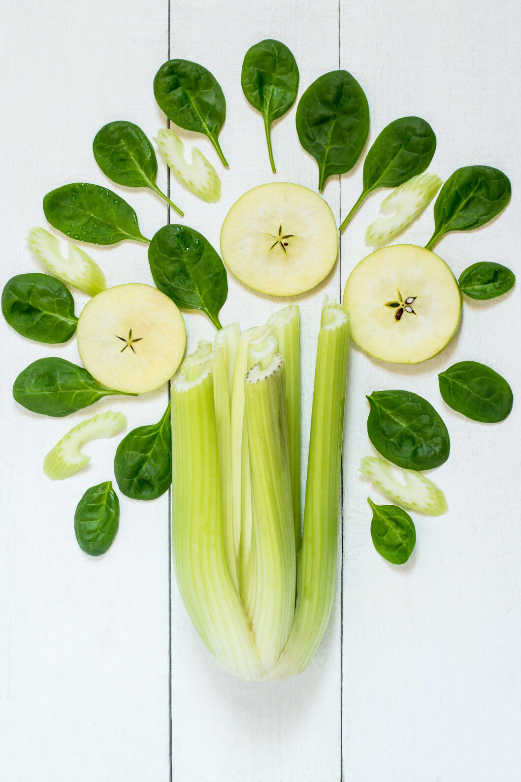 The ingredients to prepare vitamin green smoothie