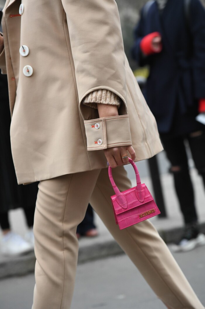 rosa väska jacquemus tiffany hsu
