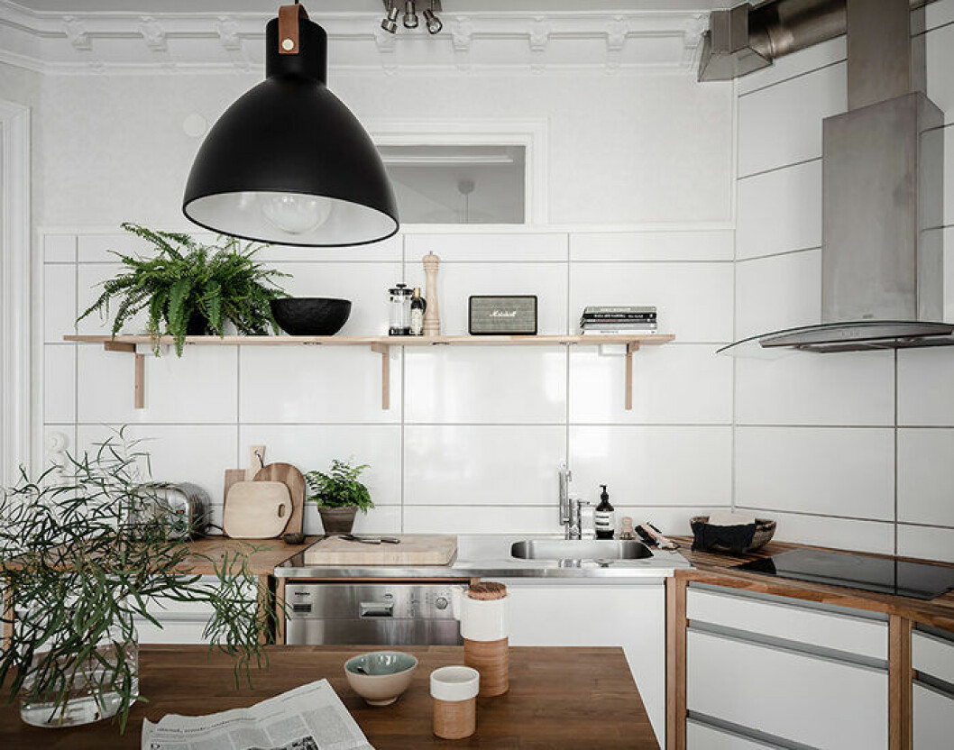 Trä, glas och rostfritt är miljösmarta val i köket. Foto: Anders Bergstedt Styling: Elli Roshandel för <a href="https://www.instagram.com/entrancemakleri/" target="_blank" rel="noopener">Entrance mäkleri</a>/mäklare: Erika Bergholm