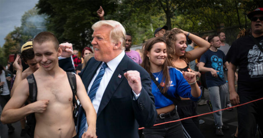 Rolig bild på Trump när han dansar, som en del av hashtaggen Trumpfistpump.