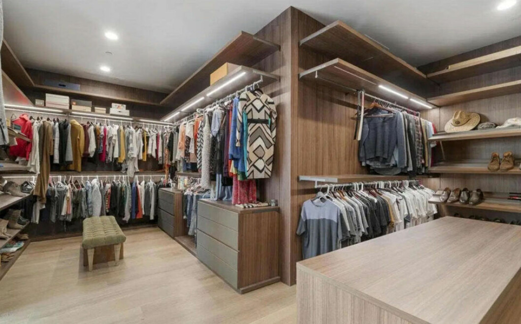 Här finns det gott om plats. Bild på Taylors walk-in-closet