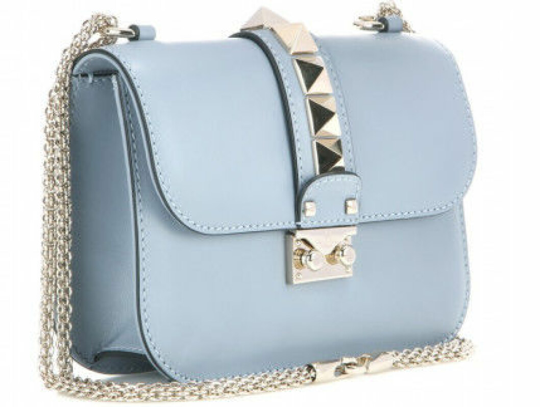 Valentino Lock Small Leather Bag kostar ungefär cirka 14 000 kronor. valentino lock small leather