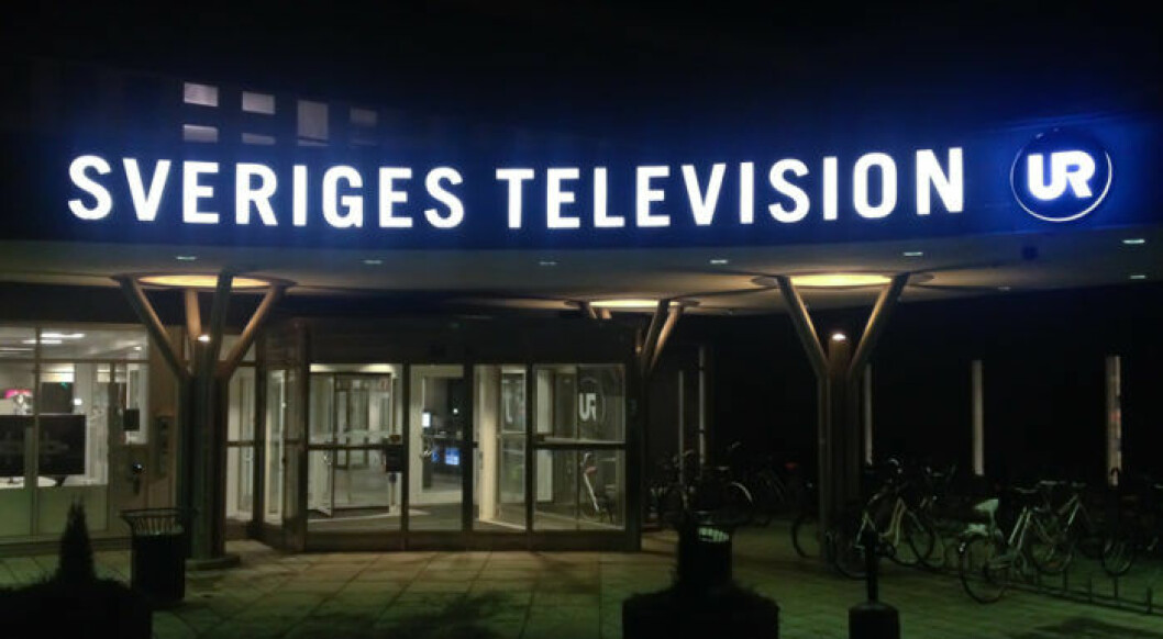 Sveriges Televisions logga nattetid på tv-huset i Stockholm.