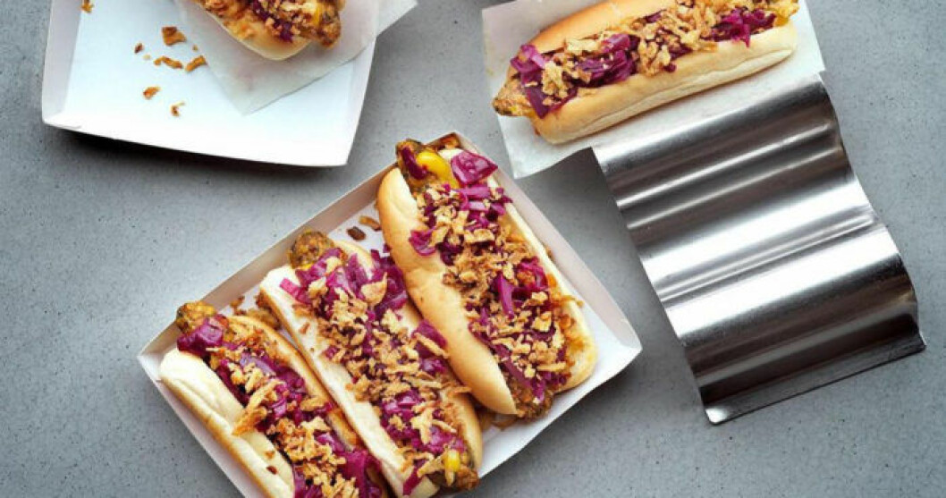 The veggie hot dog är en av Ikeas veganska nyheter. Bild: <a href="https://www.bostonglobe.com/lifestyle/food-dining/2018/05/21/ikea-debut-veggie-hot-dog-boston-calling-assembly-required/vjMz8UG8XZocZK62i3AHaO/story.html">The Boston Globe</a>