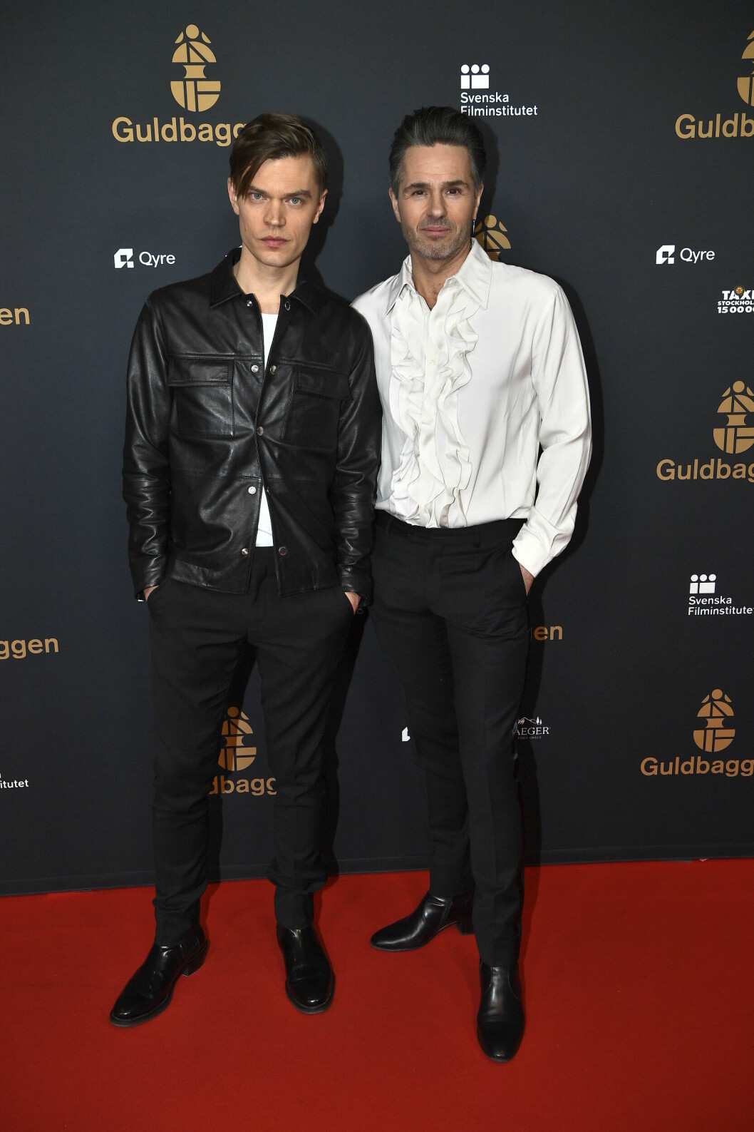 Artisterna Viktor Norén och Peter Jöback framför under kvällen <span class=" italic" data-lab-italic_desktop="italic">Guldet blev till sand </span>på scen. Låten som Jöback slog igenom med på 90-talet i musikalen <span class=" italic" data-lab-italic_desktop="italic">Kristina från Duvemåla</span>, och som bröderna Norén tolkade i fjolårets <span class=" italic" data-lab-italic_desktop="italic">Så mycket bättre</span>. Viktor Norén och Peter Jöback