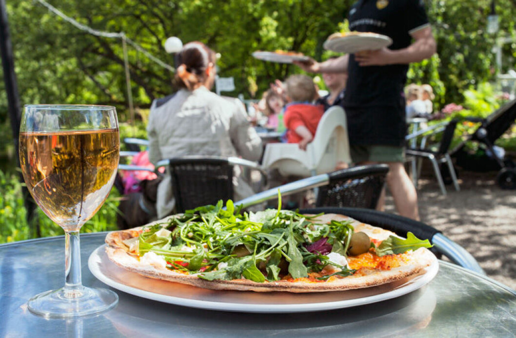 Stenugnsbakade pizzan på Villa belparc är en favorit i solen! Foto: Villa Belparc Pizza på Villa Belparcs uteservering i Göteborg.