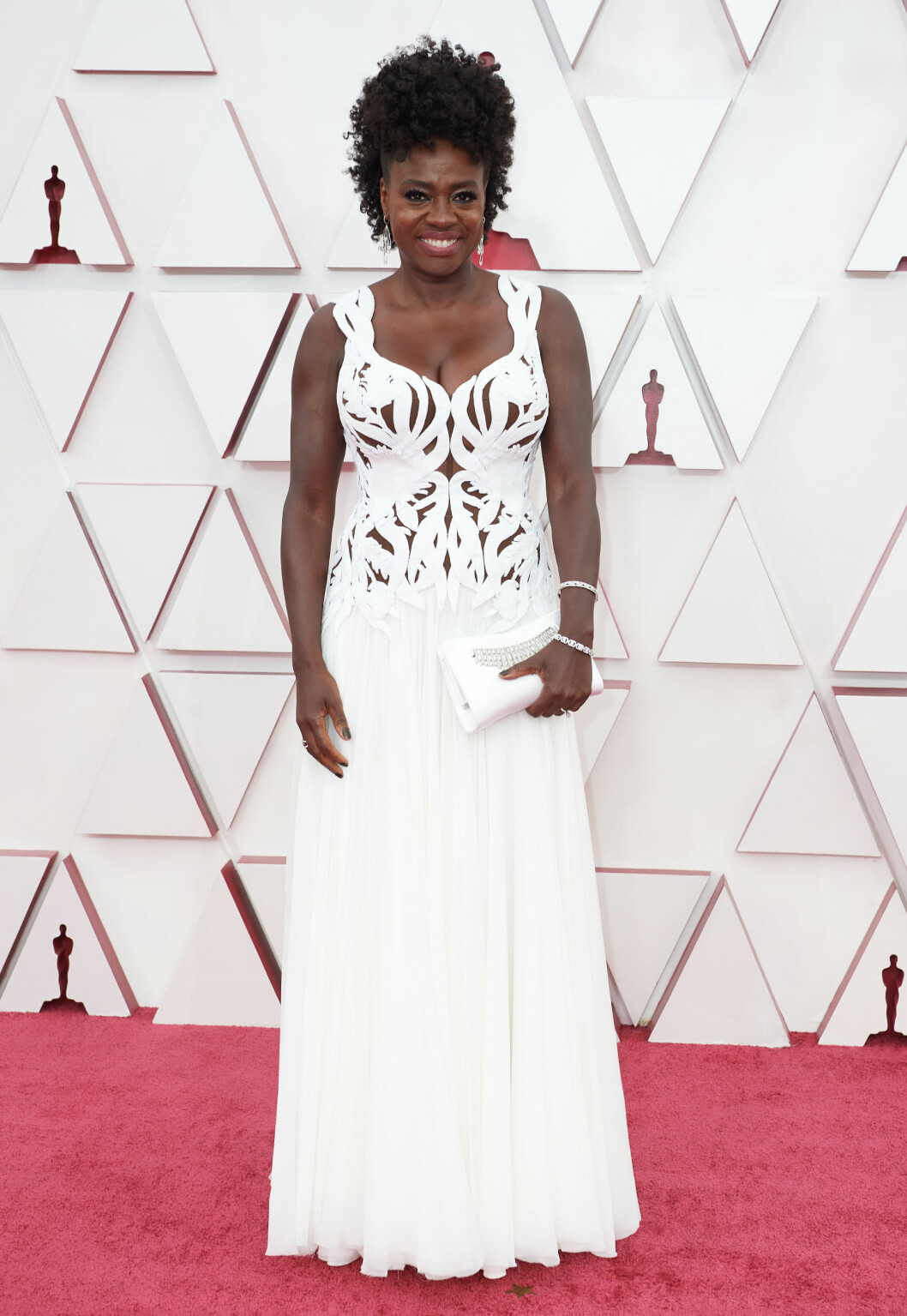 Viola Davis i en vit klänning med korsett under.