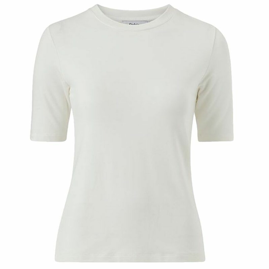 Vit t-shirt från Stylein. Kostar 349 kronor på rean. <a href="https://www.awin1.com/cread.php?awinaffid=359185&awinmid=8905&clickref=Mr-mode&platform=dl&p=%5B%5Bhttps%253A%252F%252Fwww.ellos.se%252Fstylein%252Ftopp-sydney%252F1565478-02%5D%5D" target="_blank" rel="noopener">Här kan du fynda</a>. vit t-shirt stylein