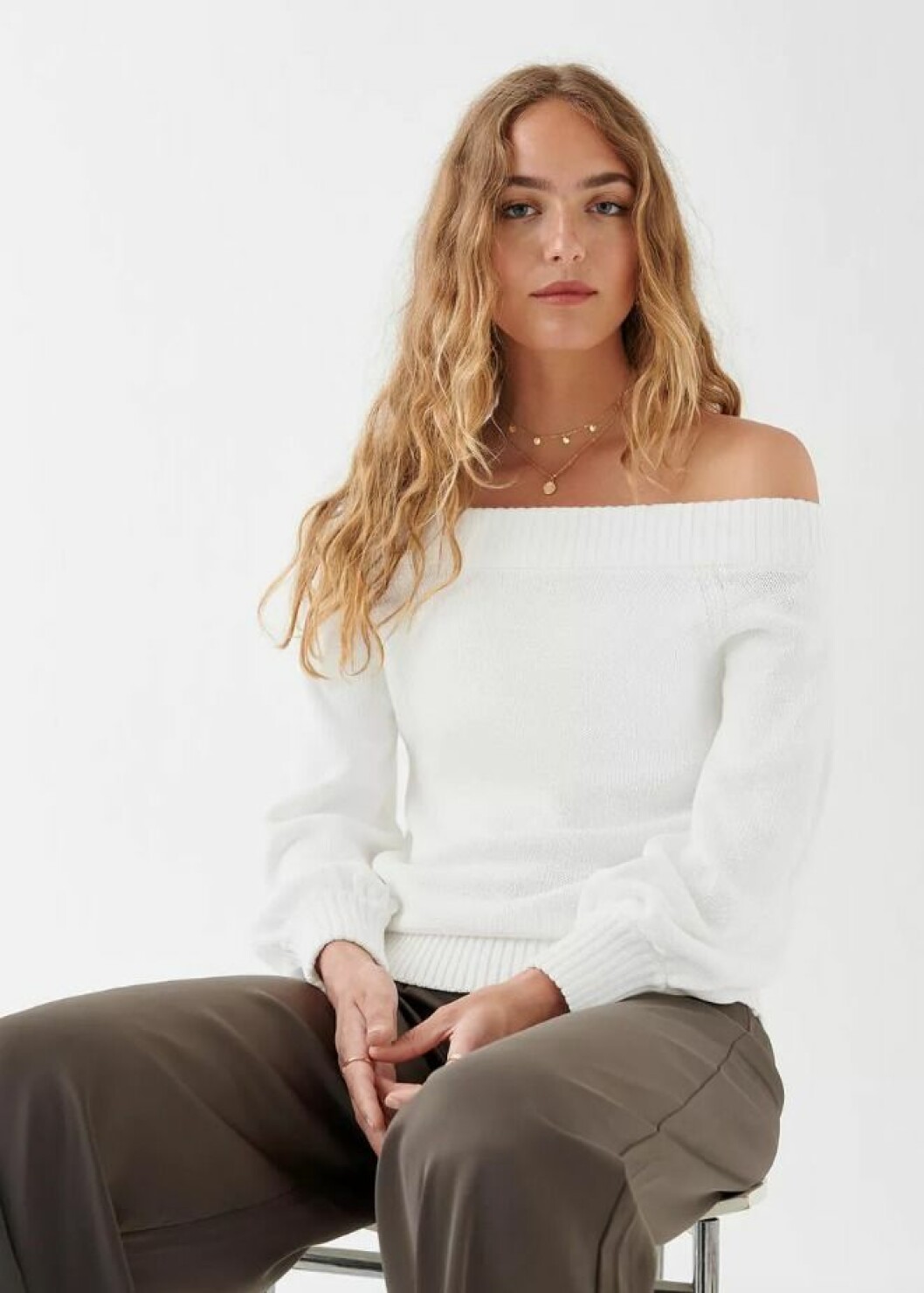 Vit stickad tröja i off shoulder-modell