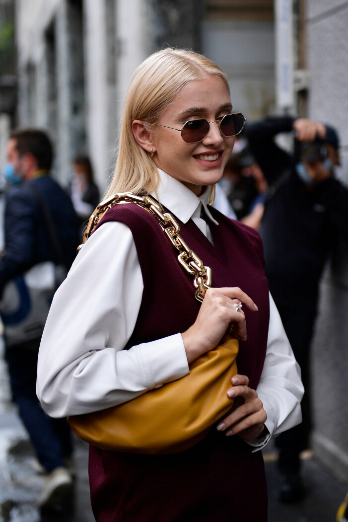 snygg styling med vit skjorta och stickad väst