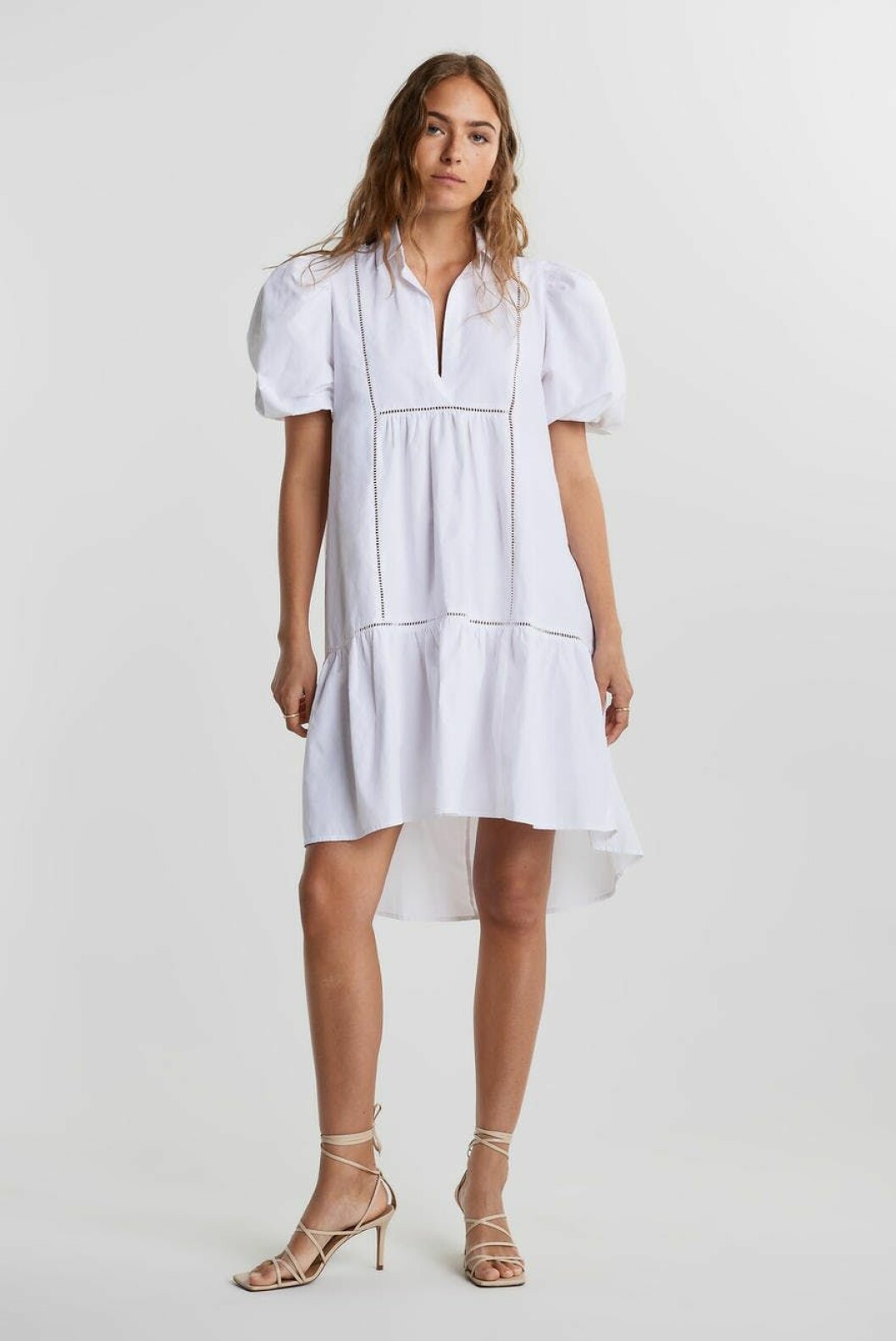 Vit sommarklänning till midsommar från Gina tricot