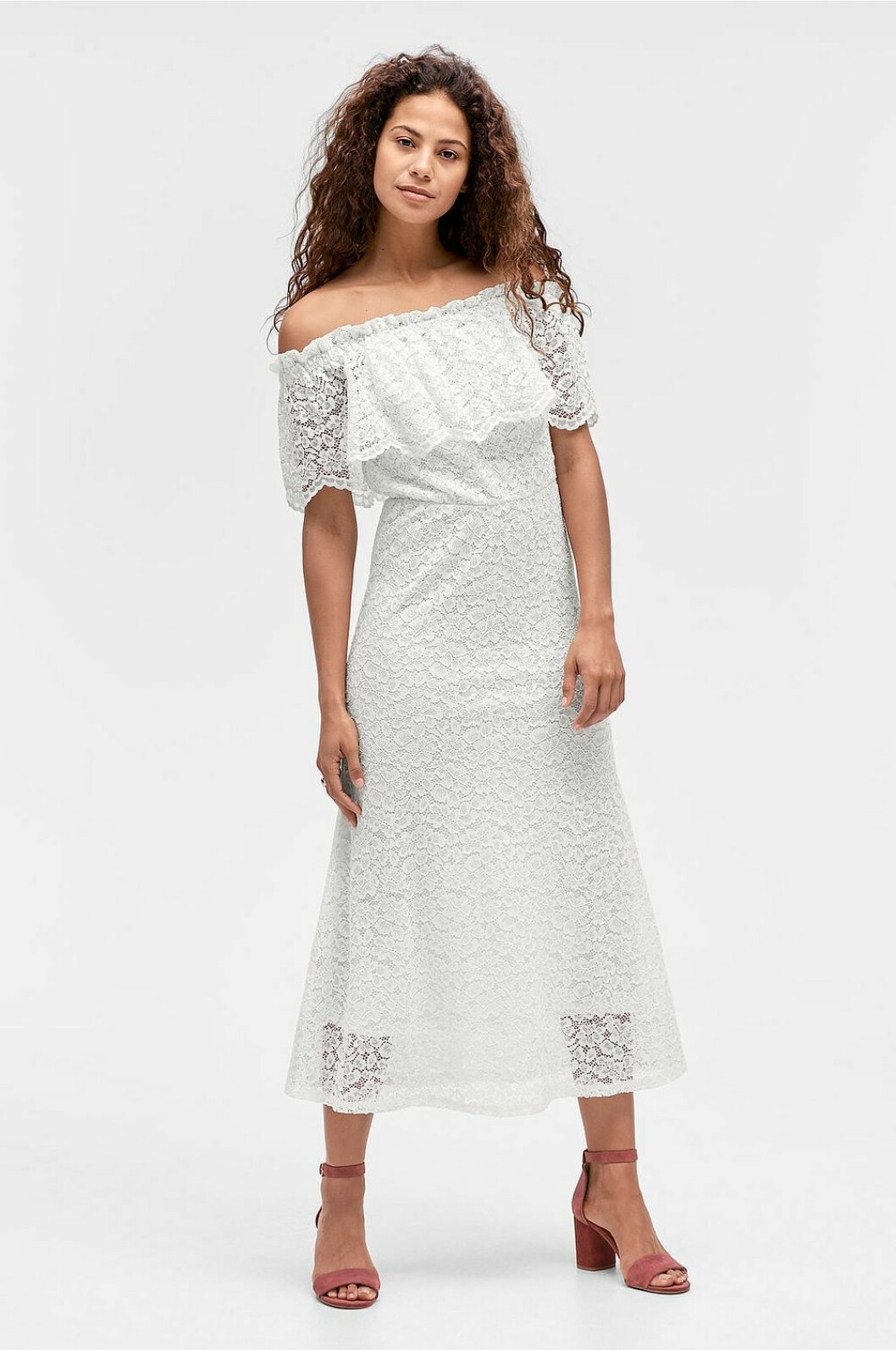 Vit spetsklänning i off shoulder-modell till sommaren 2019