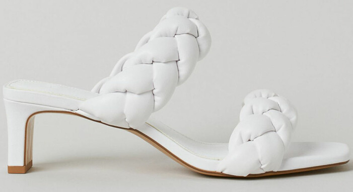 vita sandaletter med vävda vadderade remmar från H&M som påminner om Bottega Venetas sandaler