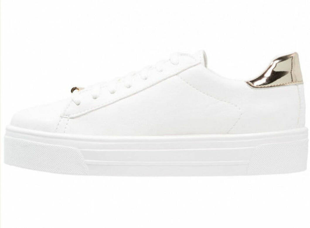vita-sneakers-guld-detalj-topshop