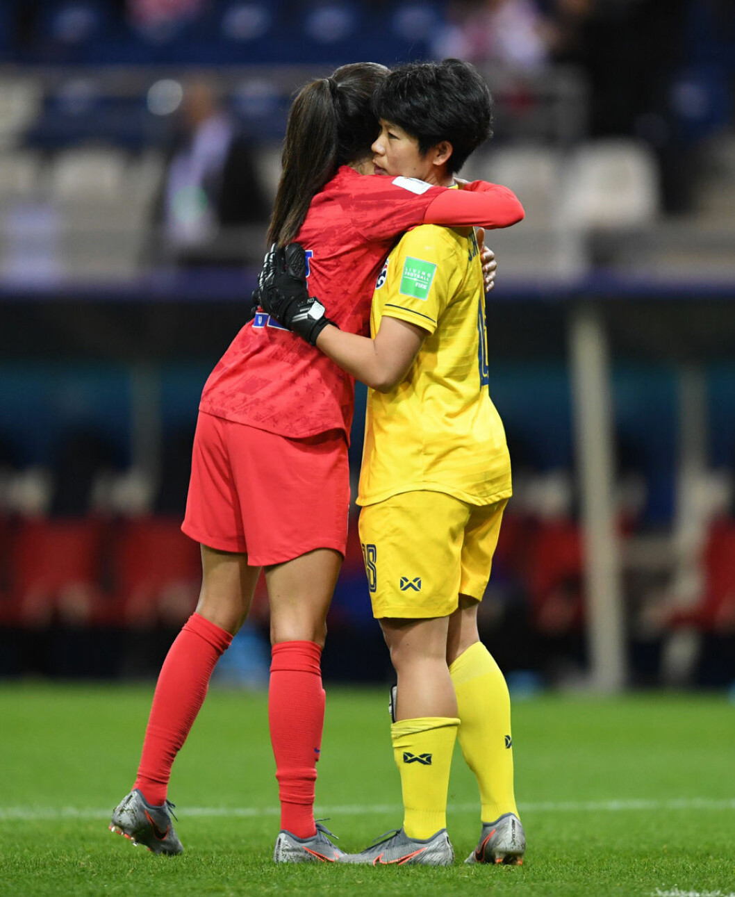 USA-spelaren Christen Press ger Thailands målvakt Sukanya Chor Charoenying en kram efter matchen. Foto: TT Christen Press ger Thailands målvakt Sukanya Chor Charoenying en kram efter USA-Thailand.
