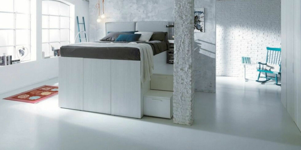 Det ser ut som en vanlig säng… walk in closet bor litet
